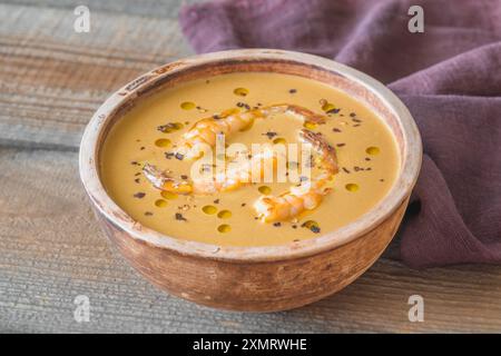 Bol de soupe bisque garnie de crevettes et de flocons de poivre Banque D'Images