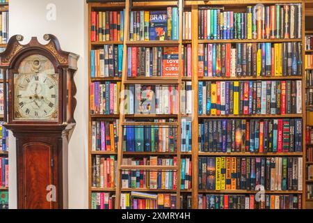 Étagères et présentoir de livres dans la boutique Topping and Company, St Andrews, Fife, Écosse, Royaume-Uni Banque D'Images