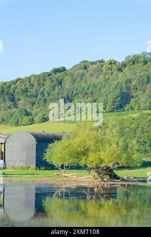 Réflexions de bâtiments agricoles dans le Shropshire, Royaume-Uni un jour d'été en orientation portrait Banque D'Images