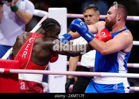 Paris, France, 29 juillet 2024. Mahammad Abdullayev, d’Azerbaïdjan, et Nelvie Raman Tiafack, d’Allemagne, lancent des coups de poing masculins de +92kg lors du match des Jeux Olympiques de Paris 2024 entre Nelvie Raman Tiafack, d’Allemagne, et Mahammad Abdullayev, d’Azerbaïdjan, au Roland Garros le 29 juillet 2024 à Paris, France. Crédit : Pete Dovgan/Speed Media/Alamy Live News Banque D'Images