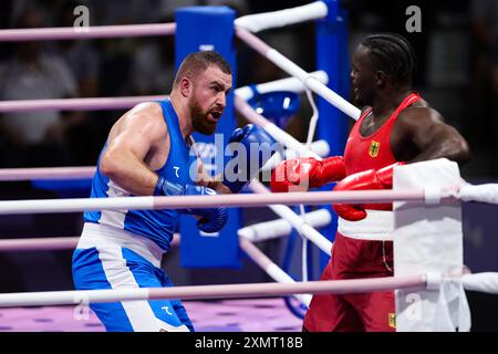 Paris, France, 29 juillet 2024. Mahammad Abdullayev, d’Azerbaïdjan, et Nelvie Raman Tiafack, d’Allemagne, lancent des coups de poing masculins de +92kg lors du match des Jeux Olympiques de Paris 2024 entre Nelvie Raman Tiafack, d’Allemagne, et Mahammad Abdullayev, d’Azerbaïdjan, au Roland Garros le 29 juillet 2024 à Paris, France. Crédit : Pete Dovgan/Speed Media/Alamy Live News Banque D'Images