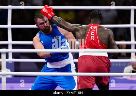Paris, France, 29 juillet 2024. Nelvie Raman Tiafack, d’Allemagne, lance un coup de poing dans la ronde des 16 hommes de + 92 kg lors du match des Jeux Olympiques de Paris 2024 entre Nelvie Raman Tiafack, d’Allemagne, et Mahammad Abdullayev, d’Azerbaïdjan, au Roland Garros le 29 juillet 2024 à Paris, France. Crédit : Pete Dovgan/Speed Media/Alamy Live News Banque D'Images