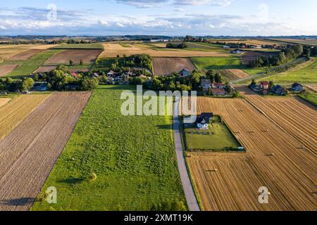 Cracovie, Pologne, 29 juillet 2024. Une vue arial sur les balles de paille est vue sur les champs agricoles alors que la saison des récoltes commence lors d'un coucher de soleil dans une campagne dans un village près de Cracovie. Crédit : Dominika Zarzycka/Alamy Live News Banque D'Images