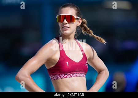 Paris, France, 29 juillet 2024. Tina Graudina, de Lettonie, regarde les manches préliminaires féminines de Beach volley lors du match des Jeux Olympiques de Paris 2024 entre Tina Graudina et Anastasija Samoilova, de Lettonie, et Zoe Verge-Depre et Esmee Boebner, de Suisse, au stade de la Tour Eiffel le 29 juillet 2024 à Paris, France. Crédit : Pete Dovgan/Speed Media/Alamy Live News Banque D'Images