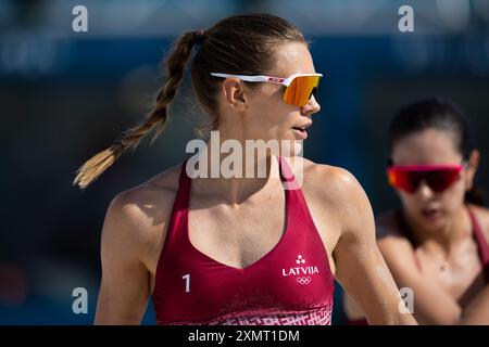 Paris, France, 29 juillet 2024. Tina Graudina, de Lettonie, regarde les manches préliminaires féminines de Beach volley lors du match des Jeux Olympiques de Paris 2024 entre Tina Graudina et Anastasija Samoilova, de Lettonie, et Zoe Verge-Depre et Esmee Boebner, de Suisse, au stade de la Tour Eiffel le 29 juillet 2024 à Paris, France. Crédit : Pete Dovgan/Speed Media/Alamy Live News Banque D'Images