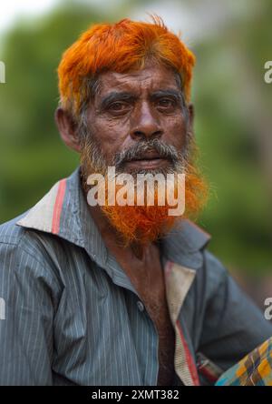 Portrait d'un homme bangladais avec une barbe teinte au henné, Khulna Division, Jessore, Bangladesh Banque D'Images