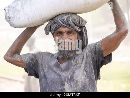 Porteur bangladais transportant un sac de ciment, Division de Khulna, Abhaynagar, Bangladesh Banque D'Images