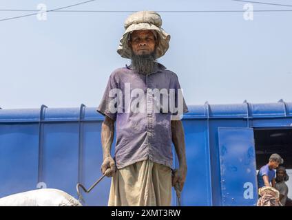 Travailleurs bangladais déchargeant des sacs de ciment d'un train, Khulna Division, Abhaynagar, Bangladesh Banque D'Images