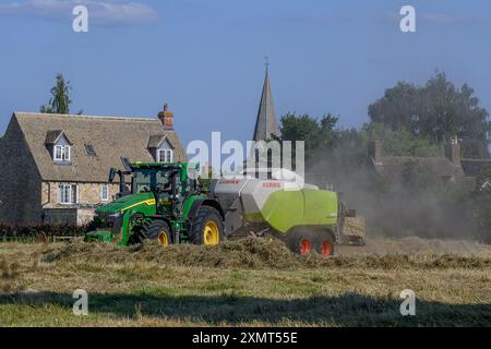 Mise en balles de foin Banque D'Images