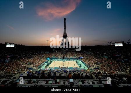 Paris, Ile de France, France. 29 juillet 2024. Avec la Tour Eiffel en arrière-plan, le soleil se couche sur le stade Tour Eiffel lors de leur match de Beach volley féminin phase préliminaire - Pool d lors des Jeux olympiques d'été de Paris 2024 à Paris, France. (Crédit image : © Walter Arce/ZUMA Press Wire) USAGE ÉDITORIAL SEULEMENT! Non destiné à UN USAGE commercial ! Banque D'Images