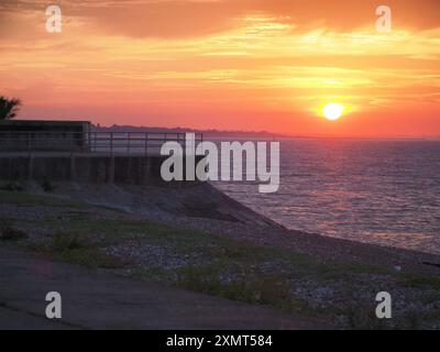 Sheerness, Kent, Royaume-Uni. 29 juillet 2024. Météo Royaume-Uni : superbe coucher de soleil à Sheerness, Kent. Crédit : James Bell/Alamy Live News Banque D'Images