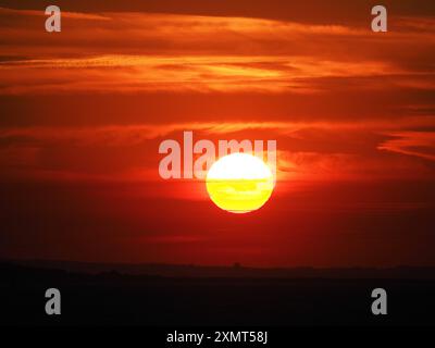 Sheerness, Kent, Royaume-Uni. 29 juillet 2024. Météo Royaume-Uni : superbe coucher de soleil à Sheerness, Kent. Crédit : James Bell/Alamy Live News Banque D'Images