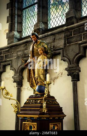 Statue de Saint Joseph père adoptif de Jésus à l'église notre-Dame de Bruges, Belgique. Banque D'Images