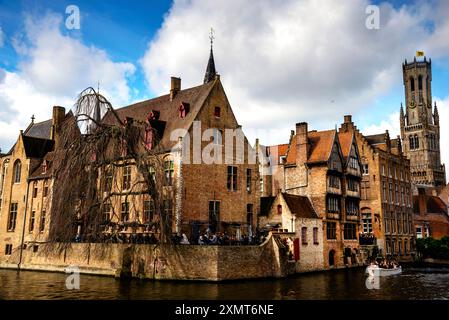 Rosary Quay et Beffroi néo-gothique de Bruges, Belgique. Banque D'Images