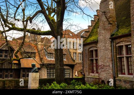 Pignon en brique et monument du savant espagnol Juan Luis vives à Bruges, Belgique. Banque D'Images