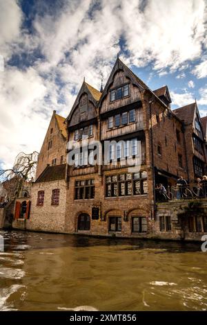 Maisons médiévales en bois à double pignon sur le canal à Bruges. C'est aussi l'hôtel où 'In Bruges' a été tourné. Banque D'Images