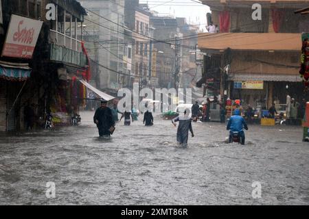 Rawalpindi, Pakistan. 29 juillet 2024. Des navetteurs sont vus sur une route inondée pendant de fortes pluies de mousson à Rawalpindi, au Pakistan, le 29 juillet 2024. Crédit : Str/Xinhua/Alamy Live News Banque D'Images