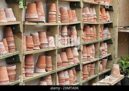 pots en terre cuite sur étagères en bois dans un hangar de mise en pot Banque D'Images