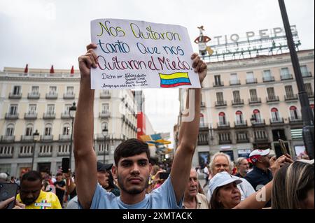 Madrid, Espagne. 29 juillet 2024. Un homme tient une pancarte disant "ils ont pris tellement de nous qu'ils ont enlevé notre peur". Les Vénézuéliens résidant à Madrid se sont rassemblés à la Puerta del sol pour protester et exprimer leur désaccord avec les résultats des élections au Venezuela et apporter leur soutien à la chef de l'opposition Maria Corina Machado et au candidat de l'opposition Edmundo Gonzalez. Crédit : Marcos del Mazo/Alamy Live News Banque D'Images