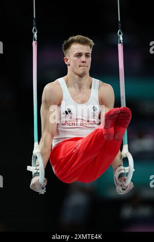 PARIS, FRANCE. 29 juillet 2024. Luke Whitehouse, de l’équipe Grande-Bretagne, concourt sur les anneaux lors de la finale par équipe masculine le troisième jour des Jeux Olympiques de Paris 2024 à Bercy Arena, Paris, France. Crédit : Craig Mercer/Alamy Live News Banque D'Images