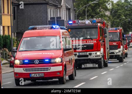 Les pompiers d'Essen, Mülheim et Oberhausen, avec 140 pompiers, en route pour un exercice opérationnel, conduite à colonne avec 30 véhicules d'urgence Banque D'Images