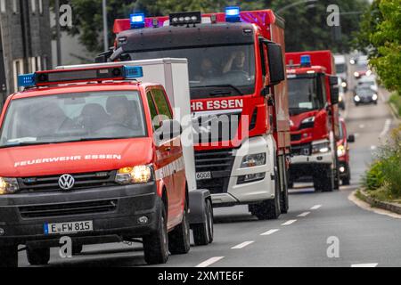 Les pompiers d'Essen, Mülheim et Oberhausen, avec 140 pompiers, en route pour un exercice opérationnel, conduite à colonne avec 30 véhicules d'urgence Banque D'Images