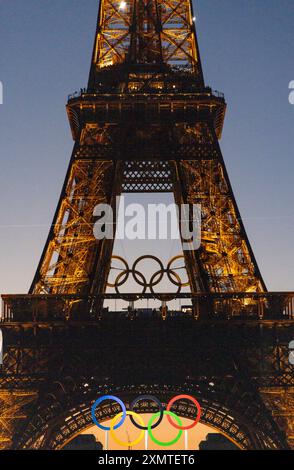 Paris, Brésil. 29 juillet 2024. FRANCE - PARIS - 07/28/2024 - JEUX OLYMPIQUES PARIS 2024, MÉTÉO - la Tour Eiffel, vue décorée de cerceaux olympiques, dans la ville de Paris, ce dimanche (28). Les Jeux Olympiques se déroulent entre le 26 juillet et le 11 août. Photo : Rodolfo Buhrer/AGIF crédit : AGIF/Alamy Live News Banque D'Images