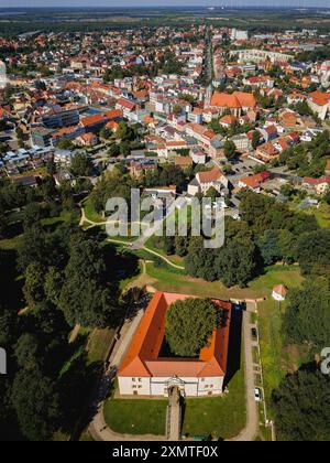 Luftbild Senftenberg ist eine Stadt im Süden Brandeburgs am gleichnamigen See gelegen. Schlosspark Senftenberg mit Festung. Senftenberg Brandenburg Deutschland *** vue aérienne Senftenberg est une ville dans le sud du Brandebourg située sur le lac du même nom Parc du château de Senftenberg avec la forteresse Senftenberg Brandenburg Allemagne Senftenberg23 00114 Banque D'Images