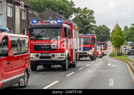 Les pompiers d'Essen, Mülheim et Oberhausen, avec 140 pompiers, en route pour un exercice opérationnel, conduite à colonne avec 30 véhicules d'urgence Banque D'Images