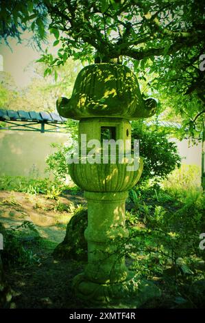 Lanterne traditionnelle en pierre dans le jardin japonais. Banque D'Images
