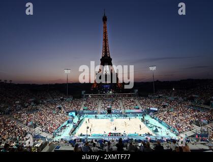 Paris, France. 29 juillet 2024. Vue générale sur le site de Beach volley à la Tour Eiffel le troisième jour des Jeux Olympiques de Paris le lundi 29 juillet 2024. Photo de Hugo Philpott/UPI crédit : UPI/Alamy Live News Banque D'Images