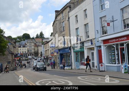 Vue depuis le pont à Frome, regardant vers la place du marché. Frome, Somerset, Angleterre, Royaume-Uni. 18 juin 2024. Banque D'Images