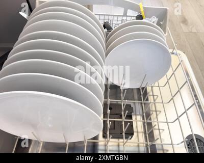 Nettoyez la vaisselle soigneusement disposée dans un lave-vaisselle Banque D'Images