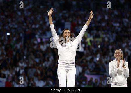 29 juillet 2024, Paris, Ile de France, France : la médaillée d'argent SARA BALZER, de France, saute de joie lors de la cérémonie de la victoire du Sabre individuel d'escrime féminin aux Jeux Olympiques de Paris 2024 (crédit image : © Mickael Chavet/ZUMA Press Wire) USAGE ÉDITORIAL SEULEMENT! Non destiné à UN USAGE commercial ! Banque D'Images