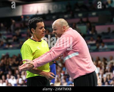 Paris, France. 29 juillet 2024. Vincent Gérard (R) de France se dispute avec l'arbitre lors du match du groupe B de la ronde préliminaire masculine de handball entre la France et la Norvège aux Jeux Olympiques de Paris 2024 à Paris, France, le 29 juillet 2024. Crédit : Li Jing/Xinhua/Alamy Live News Banque D'Images