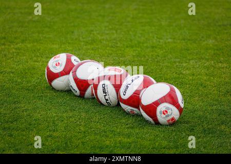 Une rangée de ballons d'allumettes officiels de Northern premier League Chryso en ligne sur le terrain avant un match de football Banque D'Images