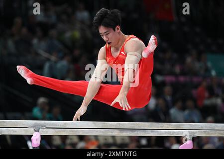 Paris, France. 29 juillet 2024. Jeux olympiques, Paris 2024, gymnastique, tout autour, équipe, hommes, finale, Zhang Boheng de Chine se produit sur des barres parallèles. Crédit : Marijan Murat/dpa/Alamy Live News Banque D'Images