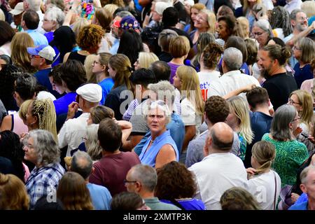 Philadelphie, États-Unis. 29 juillet 2024. Les personnes présentes écoutent le gouverneur Josh Shapiro et le gouverneur Gretchen Whitmer organiser un rassemblement en soutien à Kamala Harris le 29 juillet 2024 à Lower Gwynned, PA, États-Unis. (Photo de Bastiaan Slabbers/Sipa USA) crédit : Sipa USA/Alamy Live News Banque D'Images