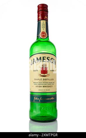 Gaziveren, Chypre -07.23.2024 Jameson est un whisky irlandais mélangé produit par la filiale Irish Distillers de Pernod Ricard depuis 1780. Banque D'Images