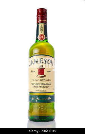 Gaziveren, Chypre -07.23.2024 Jameson est un whisky irlandais mélangé produit par la filiale Irish Distillers de Pernod Ricard depuis 1780. Banque D'Images