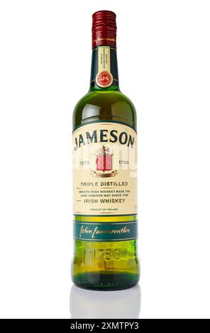 Gaziveren, Chypre -07.23.2024 Jameson est un whisky irlandais mélangé produit par la filiale Irish Distillers de Pernod Ricard depuis 1780. Banque D'Images