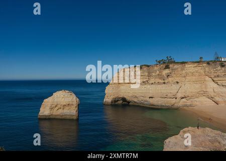 Littoral et grottes de Benegil, Algarve, Portugal, Europe. Banque D'Images