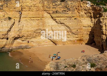 Les gens sur le sable à la plage de Carvalho comme vu du sentier des sept vallées suspendues, les plages de Carvoeiro, l'Algarve, le sud du Portugal. Banque D'Images