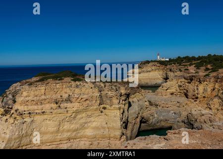 Littoral et grottes de Benegil, municipalité de Lagoa, Algarve, Portugal. Banque D'Images