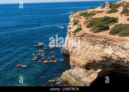 Kayakistes, Praia da Marinha, situé sur la côte atlantique à Caramujeira, une partie de la municipalité de Lagoa, Algarve, Portugal. Banque D'Images