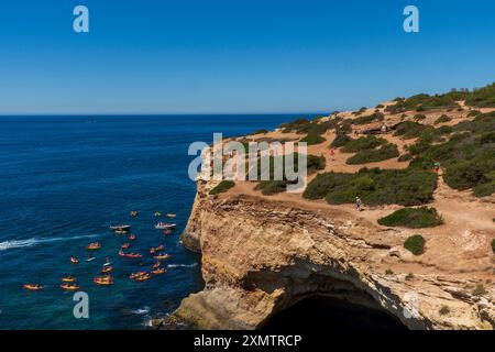 Kayakistes, Praia da Marinha, situé sur la côte atlantique à Caramujeira, une partie de la municipalité de Lagoa, Algarve, Portugal. Banque D'Images