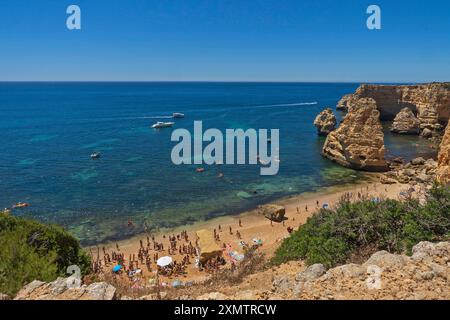 Image de dessus regardant vers le bas les bains de soleil, Praia da Marinha, une partie de la municipalité de Lagoa, Algarve, Portugal. Banque D'Images
