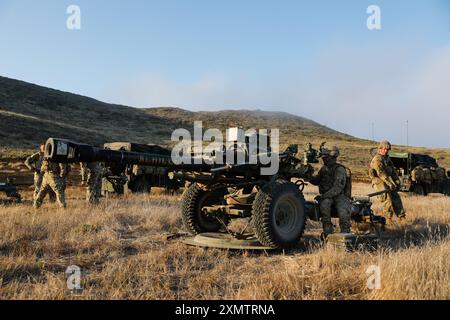 Des soldats du 1er bataillon du 143e régiment d'artillerie de campagne, de l'équipe de combat de la 79e brigade d'infanterie, de la garde nationale de l'armée de Californie, préparent un canon de campagne remorqué M119 Howitzer lors d'un entraînement annuel à l'île de San Clemente, Calif, le 22 juillet 2024. L'obusier M119 peut être facilement remorqué par des véhicules spécialisés et rapidement déployé en cas de besoin. (Photo de la Garde nationale de l'armée américaine par le SPC William Franco Espinosa) Banque D'Images