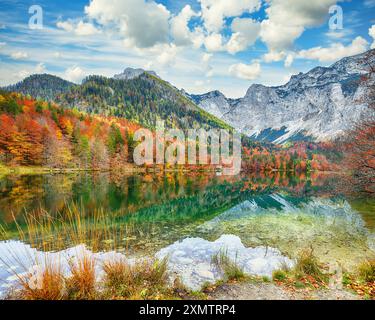 Scène d'automne captivante du lac Hinterer Langbathsee. Destination de voyage populaire. Lieu : Vorderer Langbathsee, région de Salzkammergut, haute-Autriche Banque D'Images