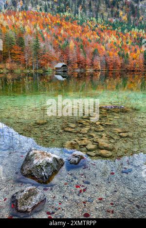 Scène d'automne captivante du lac Hinterer Langbathsee. Destination de voyage populaire. Lieu : Vorderer Langbathsee, région de Salzkammergut, haute-Autriche Banque D'Images